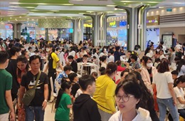 TP Hồ Chí Minh: &#39;Biển&#39; người đổ vào trung tâm thương mại, siêu thị vui chơi, mua sắm