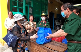 TP Hồ Chí Minh: Trao quà cho người dân có hoàn cảnh khó khăn