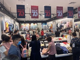 TP Hồ Chí Minh: Người dân chen chân mua sắm trong ngày Black Friday