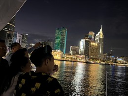TP Hồ Chí Minh: Du khách thích thú trải nghiệm tàu 2 tầng trên sông Sài Gòn về đêm