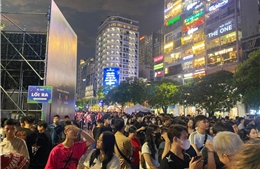 TP Hồ Chí Minh: Dòng người đổ về phố đi bộ Nguyễn Huệ chờ đón thời khắc chào Năm mới 2024