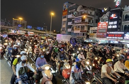 Người dân ùn ùn rời TP Hồ Chí Minh, các tuyến đường cửa ngõ ùn tắc