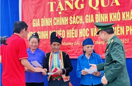 Thành ủy TP Hồ Chí Minh thăm, tặng quà cho các gia đình chính sách tại Điện Biên