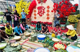 Người dân chung cư TP Hồ Chí Minh rộn ràng gói bánh chưng đón Tết sớm