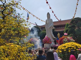TP Hồ Chí Minh: Người dân nô nức lễ chùa cầu an dịp đầu năm mới
