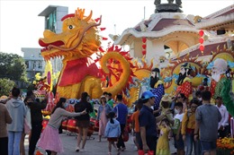 TP Hồ Chí Minh: Các điểm vui chơi, giải trí đông khách trong ngày Mùng 2 Tết