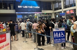 Lượng khách đổ về sân bay Tân Sơn Nhất tăng cao kỉ lục trong ngày mùng 5 Tết