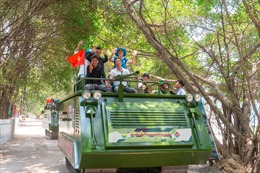 Du khách thích thú trải nghiệm xe tăng địa hình &#39;trốn nóng&#39; trong rừng cây xanh mát