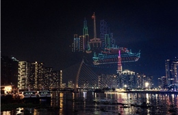 Ấn tượng với màn trình diễn nghệ thuật của 1.100 drone trên sông Sài Gòn