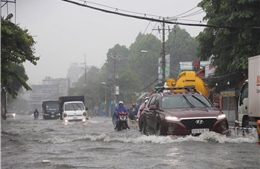 TP Hồ Chí Minh: Người dân vất vả di chuyển khi triều cường và mưa cùng lúc