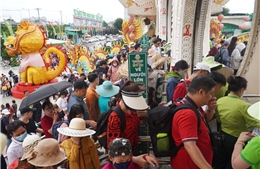 TP Hồ Chí Minh: Các điểm vui chơi, giải trí đông nghịt khách trong ngày Tết độc lập