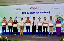 Trao bằng khen cho tập thể, cá nhân đóng góp cho Đường hoa Nguyễn Huệ 2025