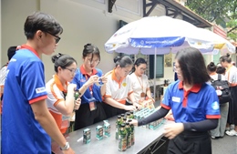 TP Hồ Chí Minh: Sinh viên tình nguyện nhiệt tình tiếp sức thí sinh trong chiều 25/6