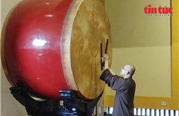 TP Hồ Chí Minh: Người dân đến chùa chờ nghe ba hồi chuông trống bát nhã trong ngày lịch sử 1/7