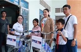 Đồng Tháp: TTXVN chung tay, tiếp sức trẻ em nghèo vùng biên giới đến trường 