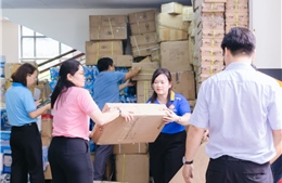 Hơn 70 tấn hàng cứu trợ &#39;lên đường&#39; ra miền Trung và miền Bắc