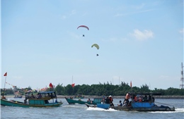 Biển Cần Giờ sôi động với đoàn thuyền ngư dân rước Nghinh Ông ra khơi