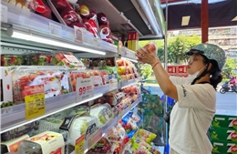 Người dân TP Hồ Chí Minh chịu áp lực giá cả leo thang từ chợ đến nhà máy