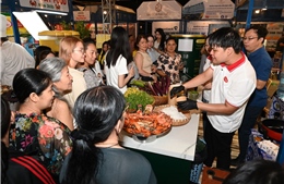 Đông đảo người dân thưởng thức cua Lễ hội Ẩm thực cua Cà Mau