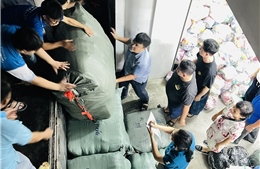 TP Hồ Chí Minh vận chuyển gấp 15 tấn nhu yếu phẩm đến Khánh Hòa trong đêm 21/11