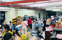 Đông đảo người dân đến Ủy ban Mặt trận Tổ quốc Việt Nam TP Hồ Chí Minh ủng hộ đồng bào miền Trung