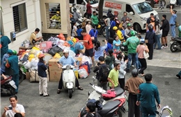 TP Hồ Chí Minh: Người dân tấp nập đến ga metro gửi hàng cứu trợ cho người dân vùng lũ