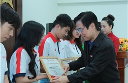 Trao học bổng cho sinh viên, học sinh nghèo vượt khó tại các tỉnh phía Nam