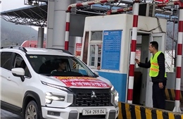 Các trạm thu phí mở làn miễn phí cho xe chở hàng hoá cứu trợ đồng bào miền Trung