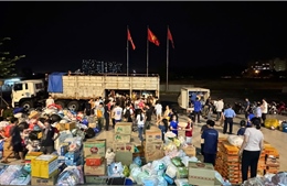 Xuyên đêm chuyển hàng cứu trợ đến đồng bào vùng lũ