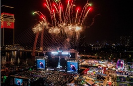 TP Hồ Chí Minh: 'Biển' người chờ xem chương trình bắn pháo hoa mừng năm mới 2026
