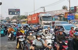 TP Hồ Chí Minh: Người dân rời thành phố, các cửa ngõ đều ùn ứ