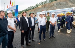 Phó Thủ tướng Hồ Quốc Dũng thăm, tặng quà người lao động dự án cao tốc Quảng Ngãi - Hoài Nhơn