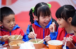 Hơn 5.000 tô 'Phở yêu thương 2025' đến với học sinh rốn lũ Hoà Thịnh