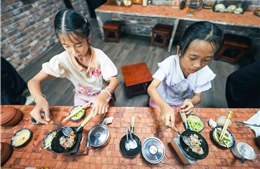 Độc đáo quán cà phê cho khách trải nghiệm mô hình nấu ăn tí hon