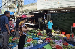 TP Hồ Chí Minh: Chợ truyền thống mở bán xuyên Tết, nhiều mặt hàng giảm giá sâu