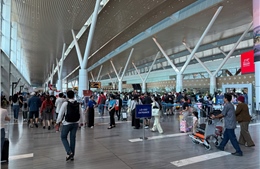 Dòng người trở lại TP Hồ Chí Minh tăng cao, vé máy bay khan hiếm cục bộ