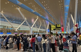 Sân bay Tân Sơn Nhất đón lượng khách tăng cao trong ngày 25 Tết