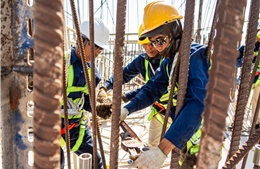 Công nhân tất bật thi công cầu Đại Ngãi giữa nắng gió miền Tây