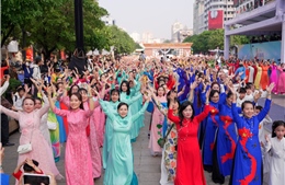 TP Hồ Chí Minh: Đồng diễn dân vũ áo dài trên phố trong ngày 8/3