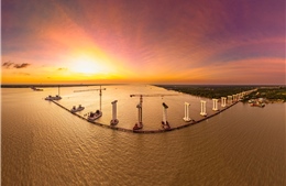 Ngắm hoàng hôn trên công trường cầu Đại Ngãi 1