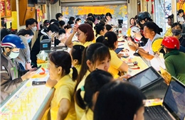 Người dân vẫn tranh thủ đi mua vàng trong kỳ nghỉ lễ