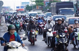 Người dân ùn ùn trở về TP Hồ Chí Minh, cửa ngõ phía Tây ùn ứ