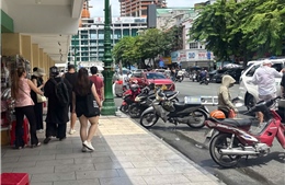 TP Hồ Chí Minh: Người đi bộ 'mất lối' vì tình trạng lấn chiếm vỉa hè