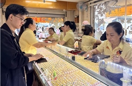 Vàng lao dốc, sức mua tăng mạnh tại các cửa hàng
