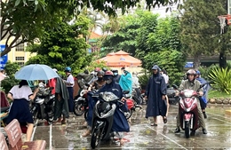 TP Hồ Chí Minh: Mặc nắng mưa, phụ huynh kiên trì chờ con ngoài cổng trường thi lớp 10