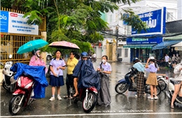 TP Hồ Chí Minh: Thí sinh vội vã đến điểm thi môn Ngoại ngữ trong mưa