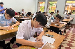 Thời tiết mát mẻ, thí sinh TP Hồ Chí Minh vui vẻ bước vào môn Toán