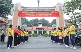 Học sinh, sinh viên tình nguyện 'tiếp sức' cho thí sinh thi lớp 10 tại TP Hồ Chí Minh