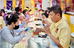 Giá vàng sáng 25/6 tiếp tục lao dốc, người mua tranh thủ 'bắt đáy'
