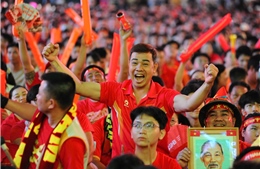Phố đi bộ Nguyễn Huệ nhuộm đỏ sắc cờ màu áo, vỡ òa khi Việt Nam chiến thắng 2 - 0